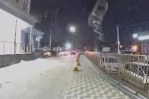 Появилось видео момента удара украинского дрона по многоэтажке в Ростове-на-Дону