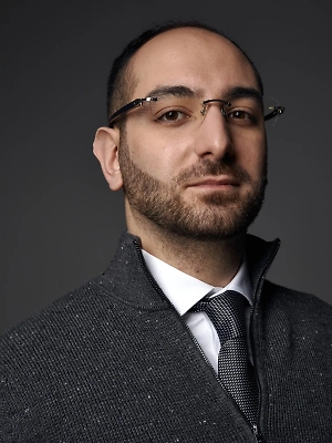 Условно говоря, на одного сварщика приходится порядка 12 вакансий, на одну швею — около 8. Например, на одного менеджера по продажам приходится 2–4 вакансии, хотя эта профессия всегда была супервостребованной. За курьерами охота, за дворниками охота, за операторами станков охота. Везде чертовский дефицит. Особенно это касается производства, торговых компаний, логистики. Наблюдается страшный спрос на таких специалистов, и их не хватает. Причём не хватает как низкоквалифицированных работников — тех, кто «принеси, подай, пошёл на фиг, не мешай», так и высококвалифицированных специалистов.