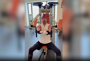 «А то будут висеть»: Костомаров показал упражнение на грудь и пошутил про «тити»