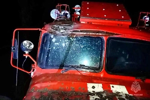 Украинский дрон изрешетил пожарную автоцистерну в Горловке, ранив спасателей