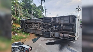 Вылезали через окна: На видео сняли жёсткое «сальто» автобуса с россиянами в Таиланде