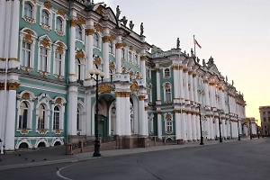 Налог на роскошь в Эрмитаже: Девушку не пропустили из-за слишком красивого наряда, требуя доплатить