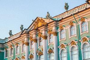 Эрмитаж может запретить фотосессии после скандала со «слишком нарядными» девушками