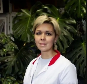 Чтобы избежать выцветания, стирайте вместе одежду похожих цветов. Избегайте стирки ярких вещей с белыми и светлыми, так как они могут полинять. Используйте кондиционеры для белья, которые помогают сохранить цвет и мягкость тканей.