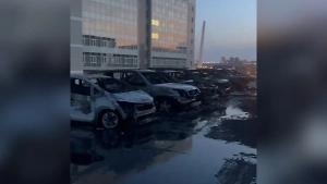 Полностью сгорели 22 автомобиля: Крупный пожар во Владивостоке начался из-за поджога