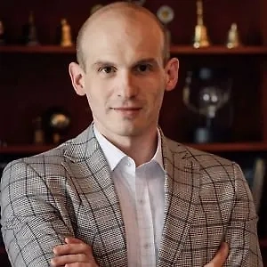 У Блиновской точно стыда нет, никакого. Она пытается держать себя в руках, очень сильно, это понятно. Видно, что она напряжена, особенно это заметно в области губ. То есть она старается сохранять самообладание, но выдаёт себя.