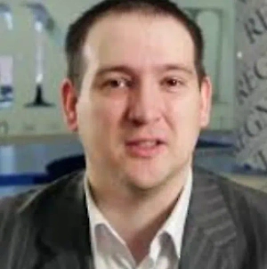 Здесь можно выделить несколько моментов. Прежде всего, мы помним, что ещё в первый срок президентства Трамп любил нагнетать внимание вокруг своих заявлений, держа в напряжении как оппонентов, так и сторонников. Поэтому далеко не факт, что по поводу украинской границы прозвучит что-то действительно сенсационное. Это может быть просто психологическая игра, направленная на давление на европейских партнёров США и Киев. 