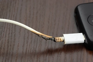 Зарядка от китайского смартфона прожгла плечо московскому школьнику и подожгла кровать