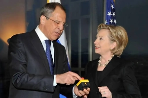 Шеф Пентагона разрушил обвинения Клинтон в работе на Россию одной фотографией