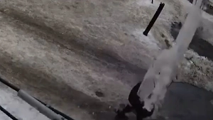 Огромная глыба льда рухнула с крыши и припечатала мать с ребёнком к асфальту в Махачкале