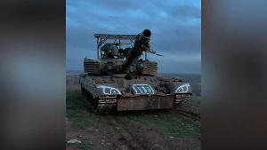Российские военные захватили украинский танк Т-80У с новым тактическим знаком