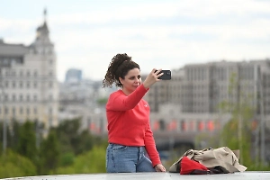 Обедаем и спим без смартфона: Россиянам объяснили, как минимизировать вред от гаджетов 