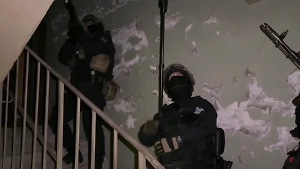 Росгвардия нейтрализовала преступника, стрелявшего с крыши дома в Мурманске