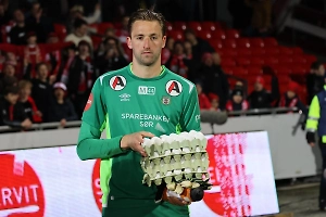 Отразил пенальти за яйца: В Норвегии лучшему игроку матча вручили необычный приз