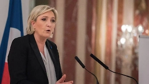 Суд приговорил главную соперницу Макрона к 4 годам заключения и запретил ей участвовать в выборах