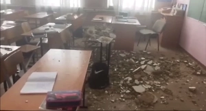 В Юрге во время урока в школе обвалился потолок, последствия сняли на видео