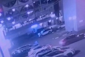 Появились кадры момента падения легковушки с парковки в Москве