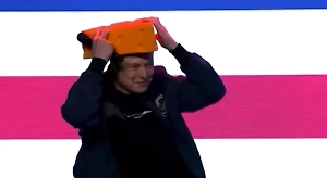 Мистер Рокфор: Илон Маск появился в «молочной столице» США с сыром на голове и породил сотни мемов