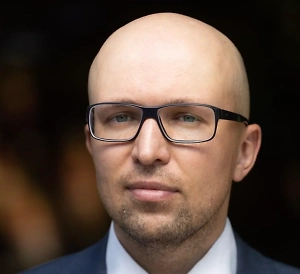 Ждать мужчину из тюрьмы — это не про любовь, это про зависимость, замаскированную под верность. Эмоциональная зависимость — ситуация, когда человек подменяет свою внутреннюю опору внешним объектом: партнёром, отношением, идеей. Всё, что он делает, думает и чувствует, — завязано на другом человеке, особенно недоступном или «трудном». В норме любовь — это про взаимность и свободу. А зависимость — про фиксацию и страх потерять даже иллюзию связи.