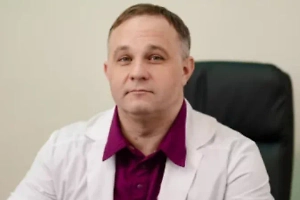 У пациента лёгкие полностью выключены, и обычный ИВЛ не может его обслуживать. Поэтому кровь прогоняется через аппарат, где она насыщается кислородом. Мы видим большие, мощные катетеры с кровью, которые обеспечивают этот процесс. Правый монитор отслеживает все параметры, связанные с аппаратом. На большом левом мониторе отображаются жизненно важные функции пациента, так как у него также очень плохо работает сердце, а функции печени и почек нарушены.