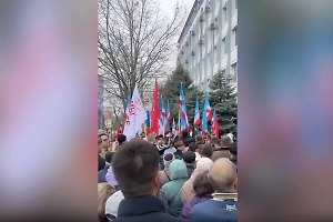 Сторонники арестованной Гуцул собрались у суда в Кишинёве и спели «Катюшу»