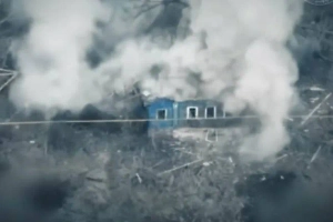 Российский дрон снял последние секунды жизни бойца ВСУ, прятавшегося в доме под Суджей