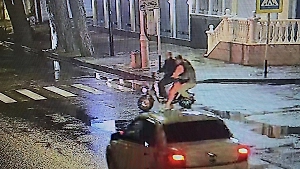 В Анапе три девушки на одном электровелосипеде вылетели на красный, их снесла иномарка