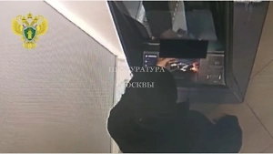 Прокуратура Москвы показала на видео, как подрывник заложил петарды в банкомат
