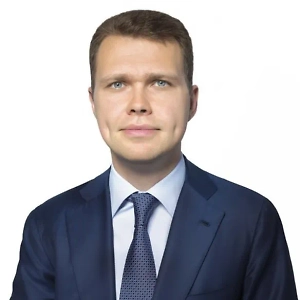 Второе — подготовка почвы. Пока земля ещё не прогрелась, можно заняться расчисткой территории от прошлогодней листвы. Как только почва немного подсохнет, можно приступать к рыхлению и перекопке грядок. Если почва тяжёлая глинистая, внесите песок и перегной. Если почва песчаная, добавьте торф и компост. 