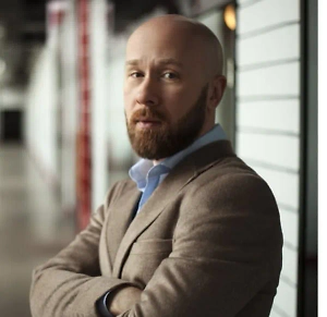 Блиновская слишком одиозна, плюс она пыталась сбежать из России в момент уголовного преследования. Я уверен, что в СИЗО Сашу Митрошину точно отправят. На сколько — уже вопрос. Я помню, она, по-моему, то ли вторая, то ли третья после Чекалиной и Блиновской в череде этих дел. Она из Дубая что-то вещала о том, что всё здорово, и в Россию возвращаться не собиралась. Видимо, сейчас обстановка в её жизни изменилась и ей пришлось приехать.