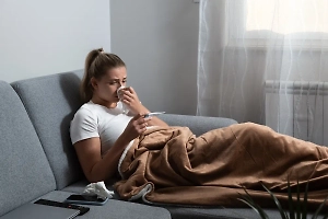 Пуховики не убираем: Врач назвала главную опасность для здоровья в межсезонье