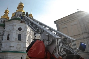 Знак свыше: На башне одного из храмов Киево-Печерской Лавры завалился золотой крест
