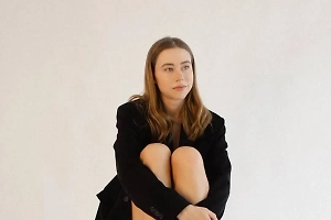 Задержанная блогер Митрошина показала журналистам один палец после прибытия в Москву