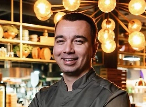 Имбирь известен согревающими свойствами. Он помогает при первых симптомах простуды, укрепляет иммунитет, а ещё способствует расщеплению жиров, ускоряя обмен веществ. Добавлять его можно как в чай, так и в горячие блюда, например, в супы и маринады. Людям с проблемами желудка стоит употреблять его с осторожностью: в больших количествах он может раздражать слизистую