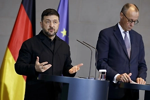 Зеленский потребовал у Мерца быстро дать кредит €90 млрд после ухода Орбана