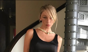 Ивлеева покрасовалась в нарядных трусах и показала видео подписчикам