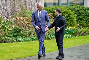 «Чёрт на платформе»: Зеленского подняли на смех за детские кроссовки на встрече в Берлине