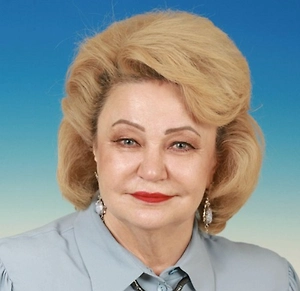 Во-первых, вопросы культуры, в том числе культуры поведения наших детей в общественном пространстве, взаимодействия между собой и со взрослыми, должны проходить через все предметы. Понятно, что на это нацелены и уроки литературы, и уроки истории. Каждый преподаватель должен через свой предмет проводить эти уроки нравственности. Что касается вопросов этикета — это очень приветствуется.