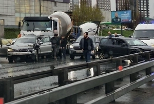 Три легковушки и бетономешалка столкнулись в Москве, есть пострадавшие