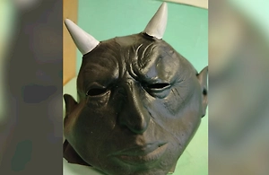 В Туле мужчина в маске дьявола кошмарил участников крестного хода на Пасху