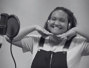 Юная певица погибла на глазах у толпы во время катания на аттракционе «Гусеница»