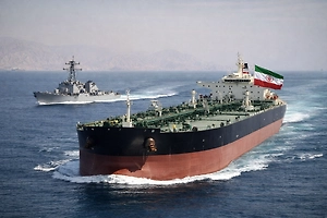 Без спешки и пряток: Супертанкер прорвал блокаду США в Ормузском проливе