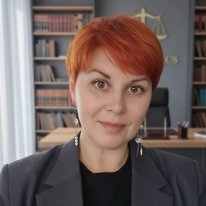 Банку просто нужна вторая подпись, проблем не будет. Женщина подписывает документы, не вникая, денег в руки не получает. Проходит время, отношения ухудшаются, заёмщик перестаёт платить. Банк обращается к поручителю. И неважно, что они уже не состоят в отношениях. Обязательства должны исполняться надлежащим образом. Придётся платить — банк спишет деньги со счетов, арестует имущество и испортит кредитную историю.