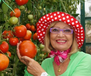 В первой декаде мая некоторые огородники уже высаживают овощные культуры в теплицу: перцы, баклажаны, может быть, даже огурцы. Можно внутри поставить дуги и накрыть укрывным материалом. Главное — быть наготове: поставить железное ведро, зажечь внутри свечку и сверху накрыть железной пластинкой. Это очень хорошо, безопасно. Теплицу нужно закрыть со всех сторон, а грядки всегда должны быть влажными.