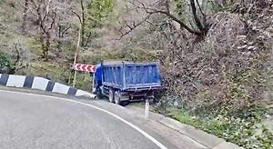 Россиянин на ходу выпрыгнул из фуры с отказавшими тормозами и был сбит иномаркой