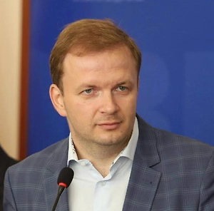 Речь о работе родителя в декрете у другого страхователя и о добровольном страховании самозанятых. Это не создание прав с нуля, а аккуратная настройка документооборота под уже существующие гарантии.