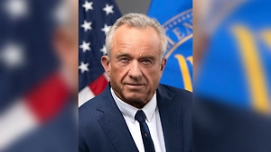 Глава Минздрава США вырезал пенис мёртвого енота, пока дети ждали в машине