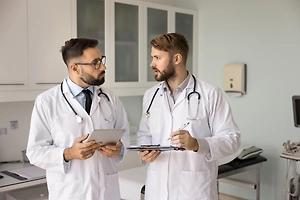 «Вас много — я одна»: В России предложили обучить медиков технике «бескровных» переговоров