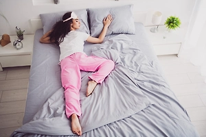 Сомнолог заявила, что сон на животе — это худший из всех возможных вариантов 