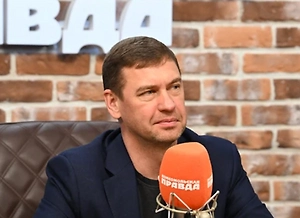 Дипломаты, прежде чем что-то сказать, тщательно взвешивают свои слова. На них лежит огромная ответственность. Они привыкли, что представляют нашу страну, а не самих себя. И в сценарии нам было важно отразить их взаимоотношения с коллегами из других стран, то, что происходит «за кадром», о чем они говорят на кухне, в кабинетах и кулуарах. Этот очень закрытый мир. Мы и актеров подбирали с прицелом на интеллектуальность. 